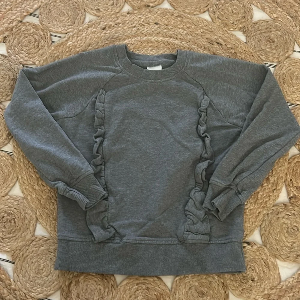Hanna Andersson Ruffle Sweatshirt in French Terry. Size 6-7